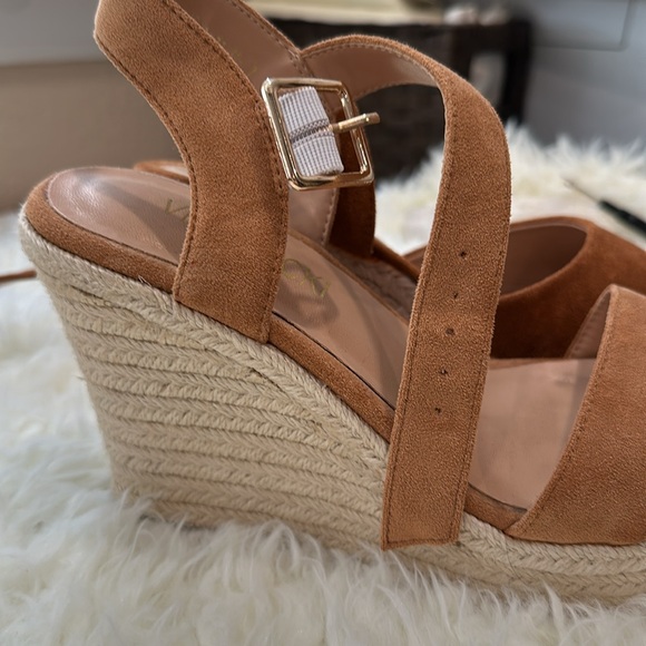 FREE with any purchase! Vicki Vicki wedge heels - Picture 2 of 3